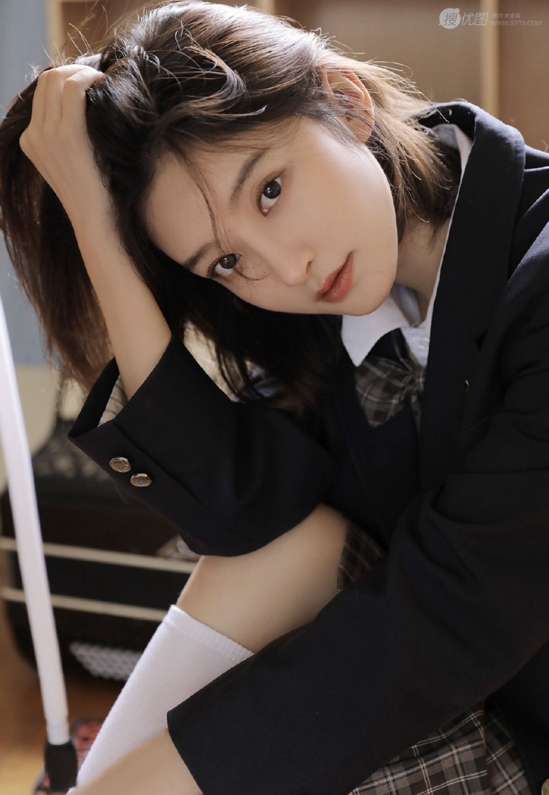 短发美女学生制服白丝美腿写真  第5张
