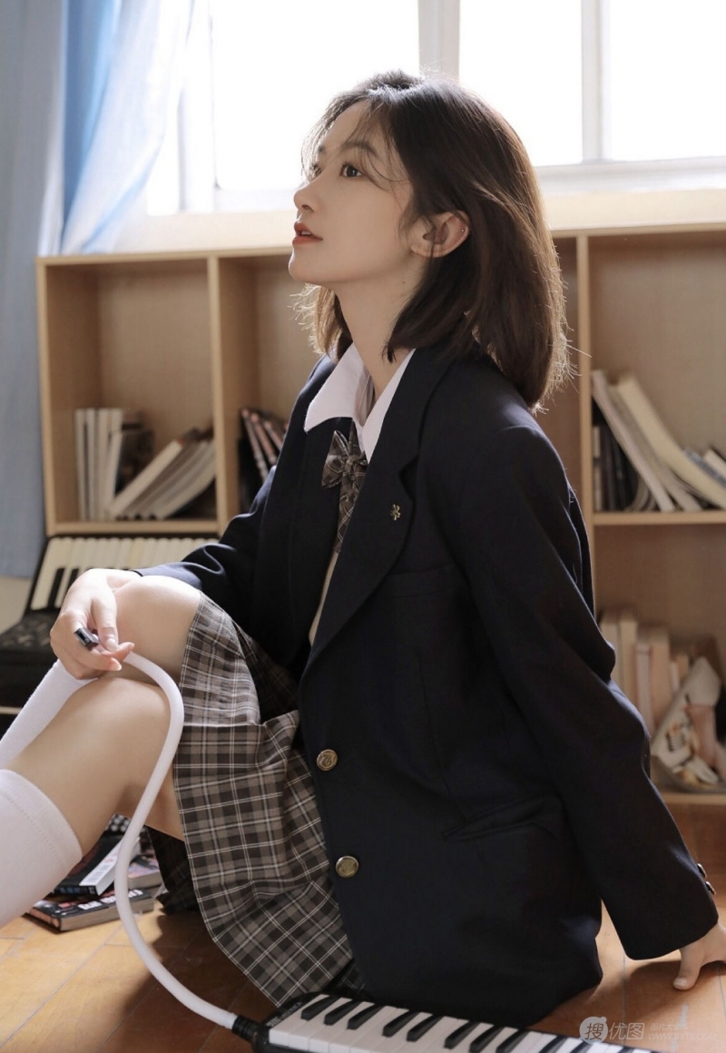 短发美女学生制服白丝美腿写真  第6张