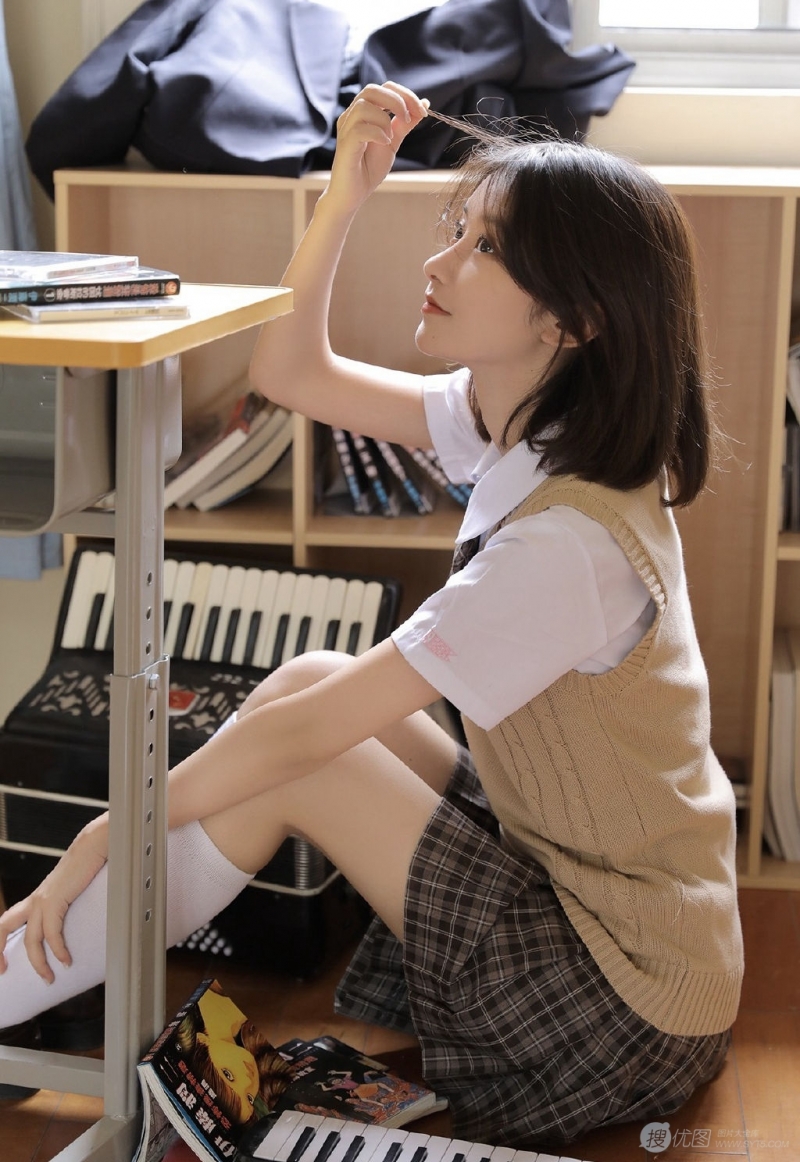 短发美女学生制服白丝美腿写真  第7张