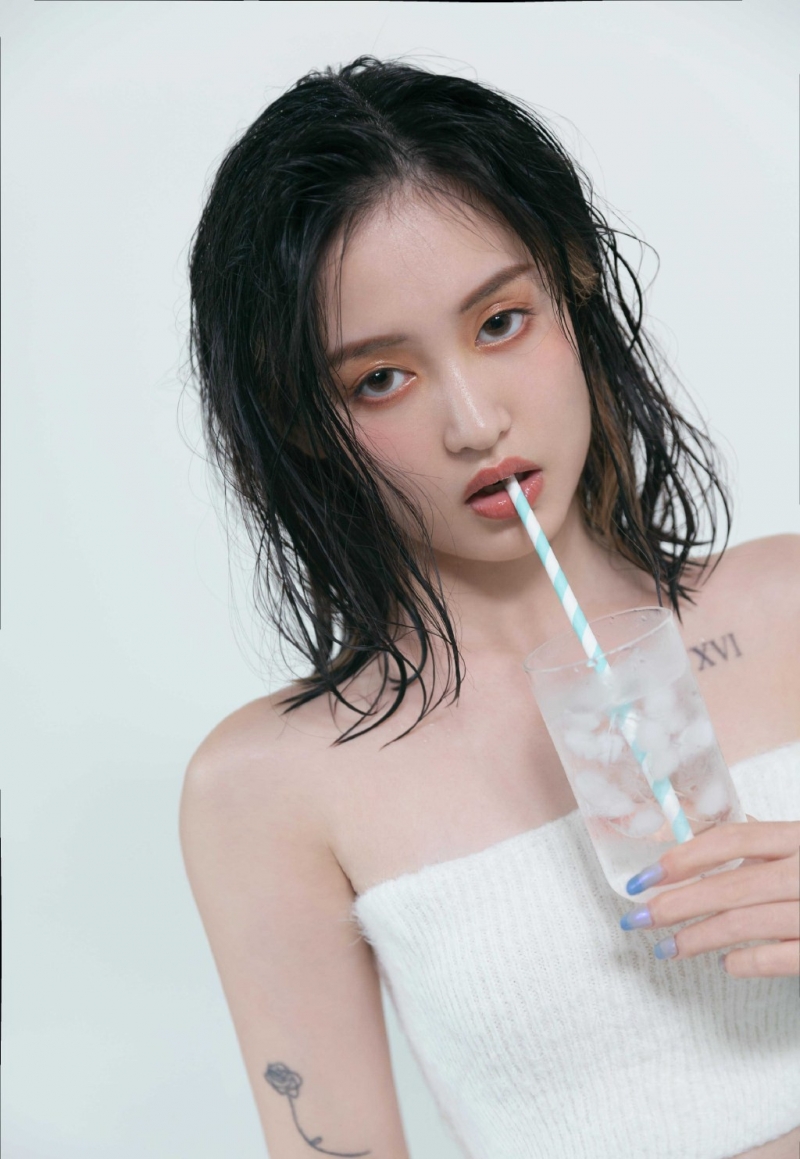 漂亮美眉抹胸背心香肩锁骨写真  第1张