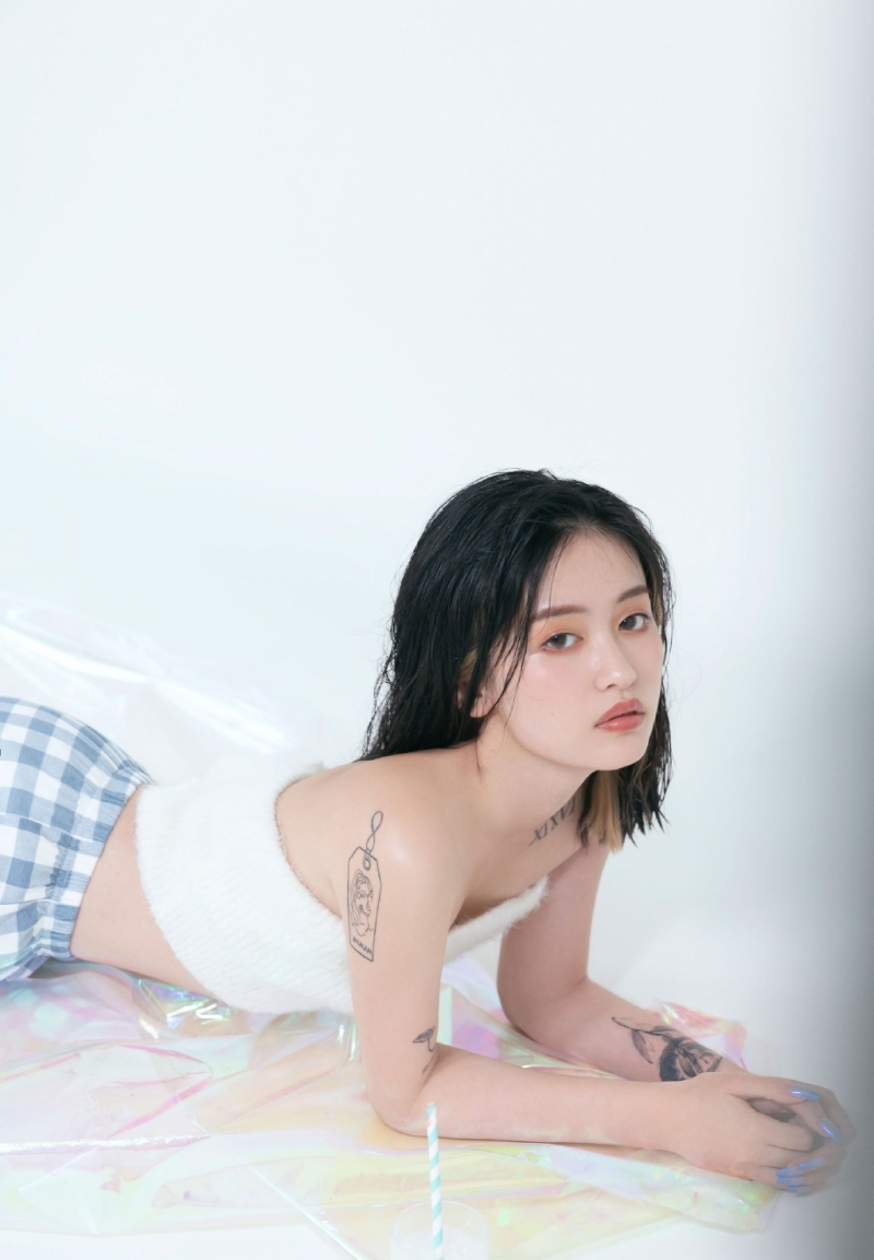 漂亮美眉抹胸背心香肩锁骨写真  第2张