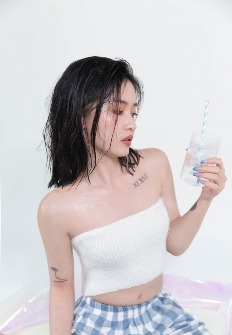 漂亮美眉抹胸背心香肩锁骨写真  第3张