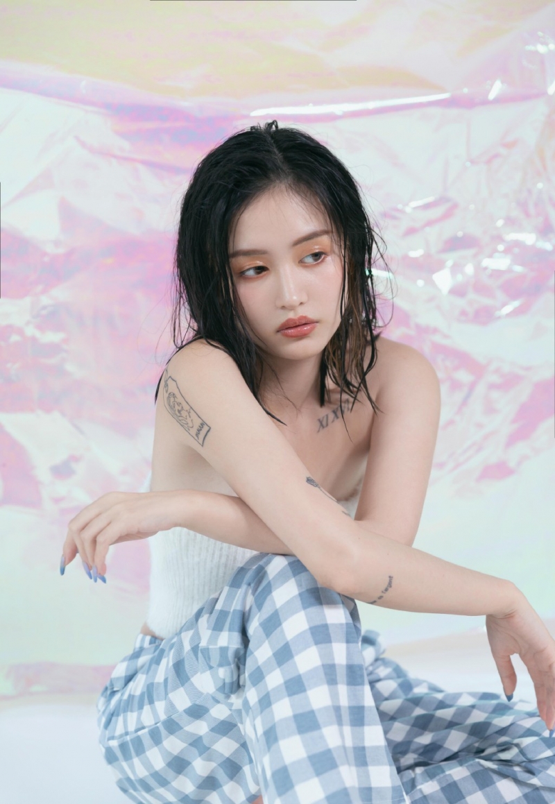 漂亮美眉抹胸背心香肩锁骨写真  第4张