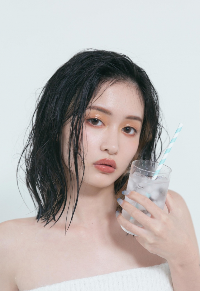 漂亮美眉抹胸背心香肩锁骨写真  第5张