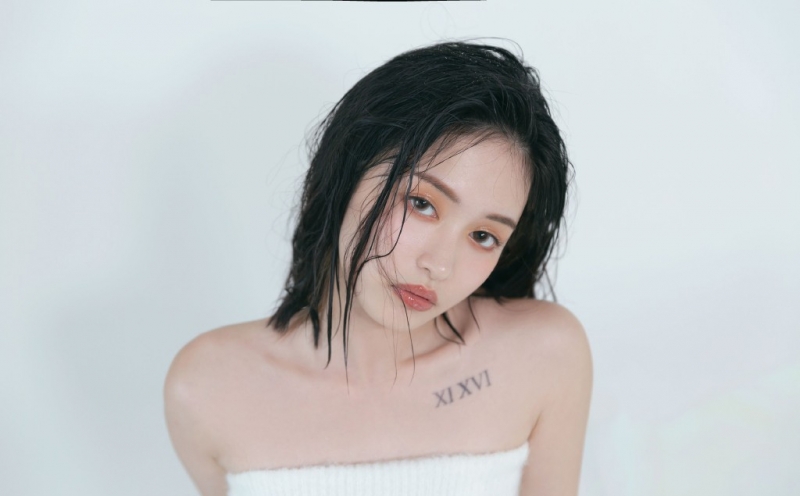 漂亮美眉抹胸背心香肩锁骨写真  第6张