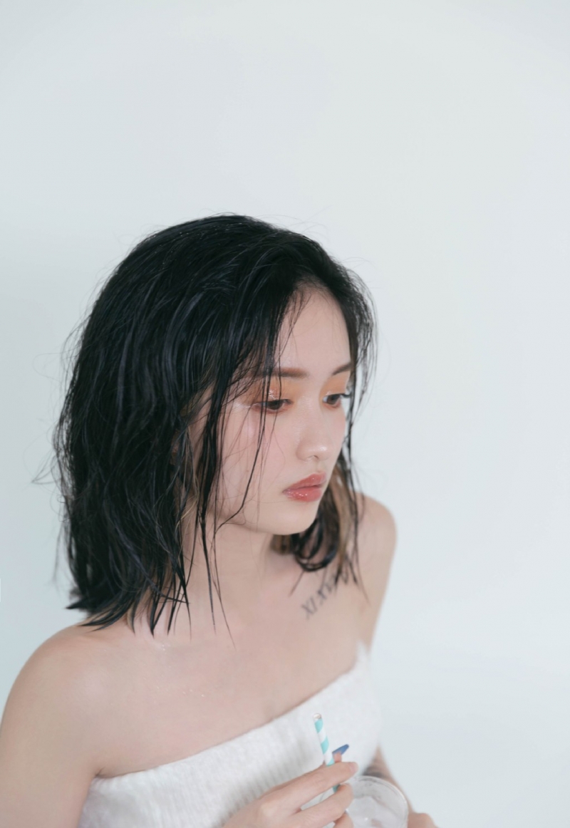 漂亮美眉抹胸背心香肩锁骨写真  第8张