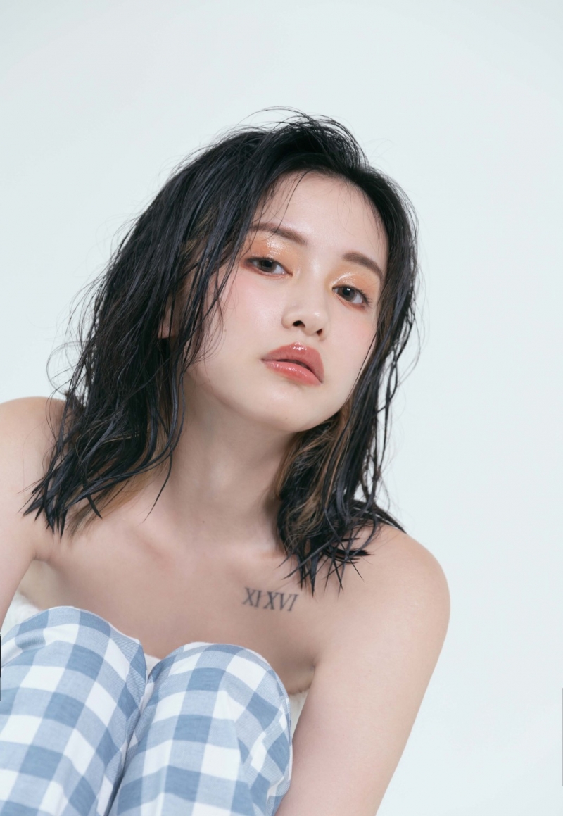 漂亮美眉抹胸背心香肩锁骨写真  第9张