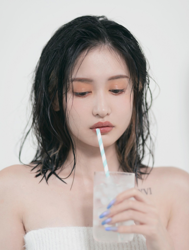 漂亮美眉抹胸背心香肩锁骨写真  第10张