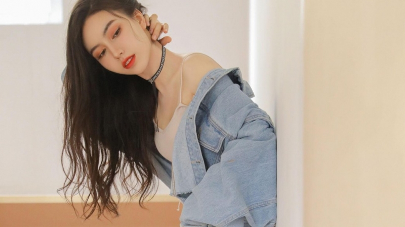 红唇雪肤美女御姐吊带香肩写真  第1张