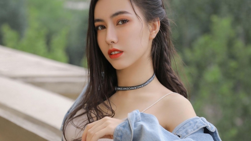 红唇雪肤美女御姐吊带香肩写真  第2张