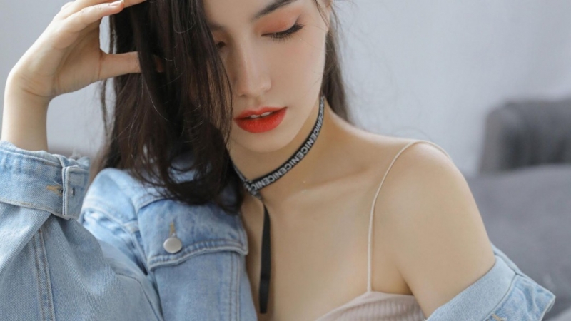 红唇雪肤美女御姐吊带香肩写真  第3张