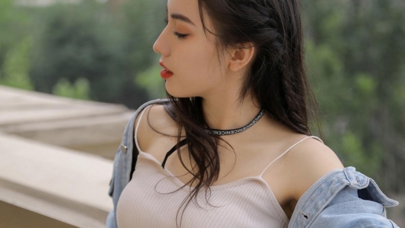红唇雪肤美女御姐吊带香肩写真  第4张