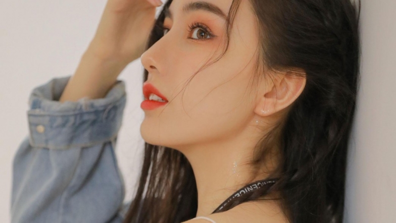 红唇雪肤美女御姐吊带香肩写真  第5张