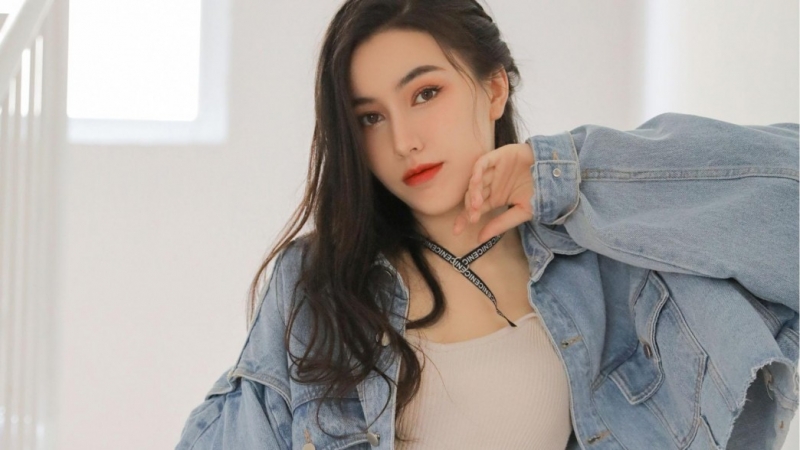 红唇雪肤美女御姐吊带香肩写真  第6张