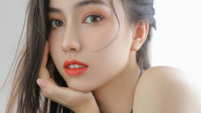 红唇雪肤美女御姐吊带香肩写真  第7张