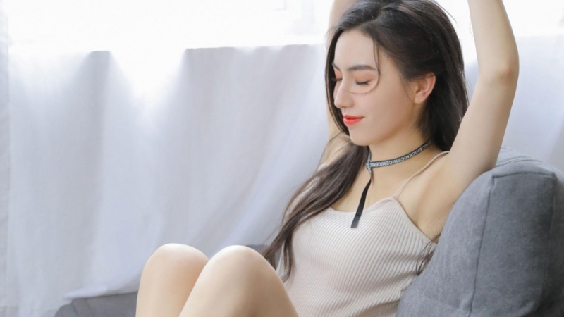 红唇雪肤美女御姐吊带香肩写真  第8张