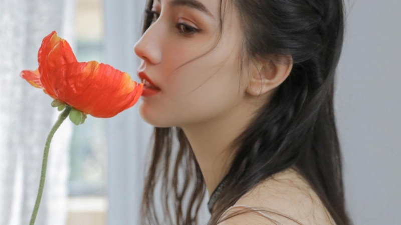 红唇雪肤美女御姐吊带香肩写真  第9张