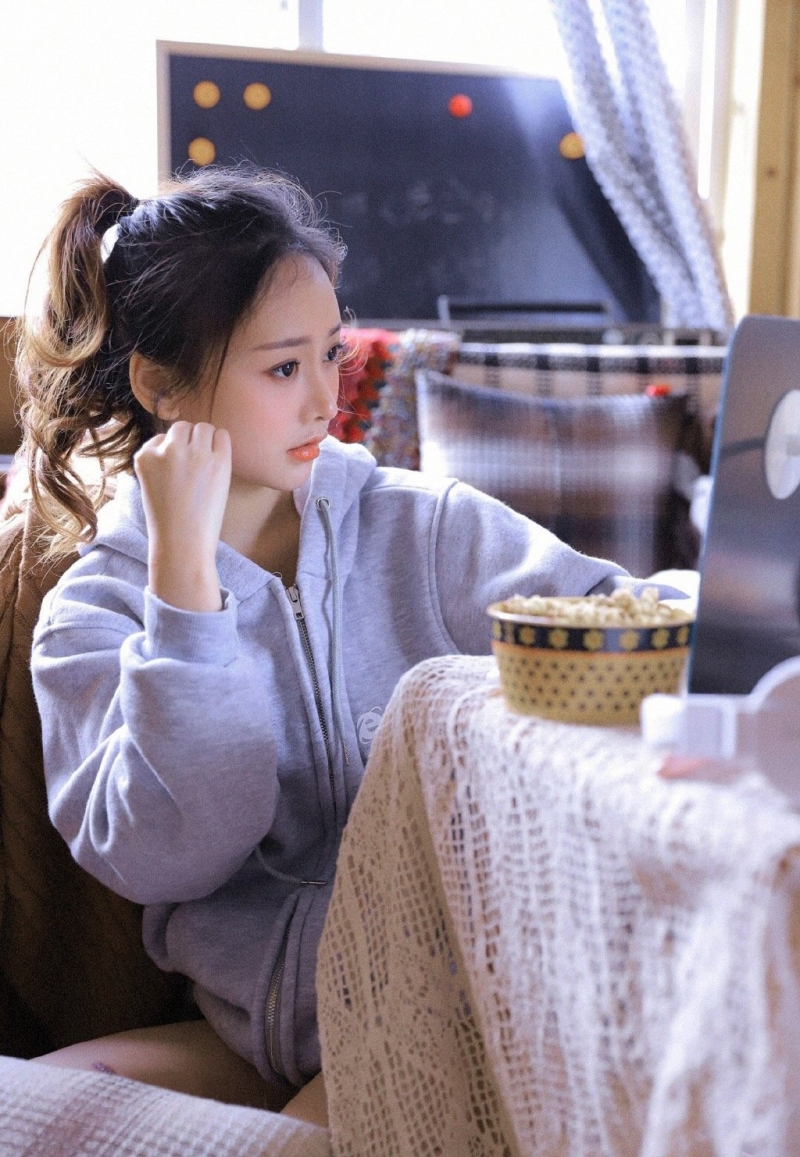 卫衣美女运动短裤修长美腿写真  第4张