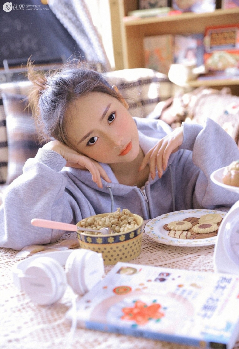卫衣美女运动短裤修长美腿写真  第5张
