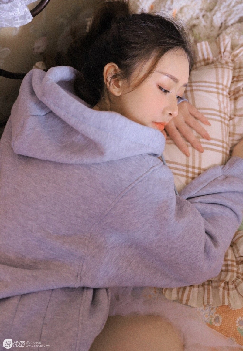 卫衣美女运动短裤修长美腿写真  第8张