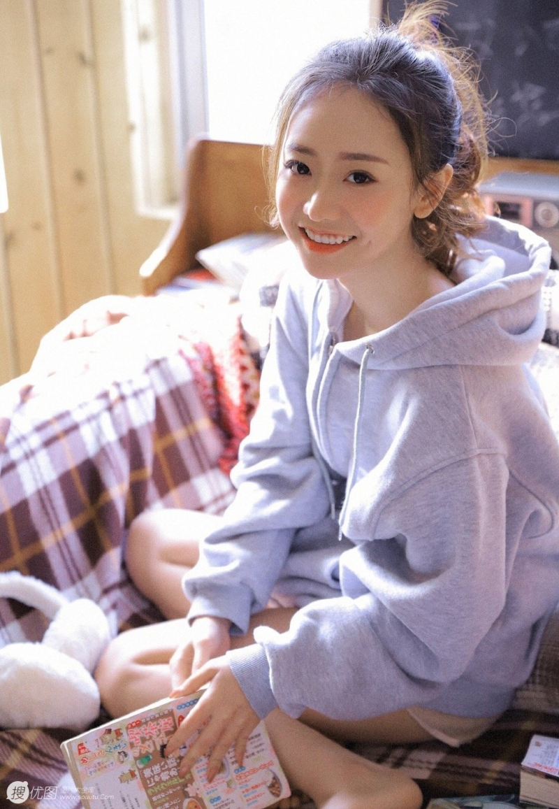 卫衣美女运动短裤修长美腿写真  第10张