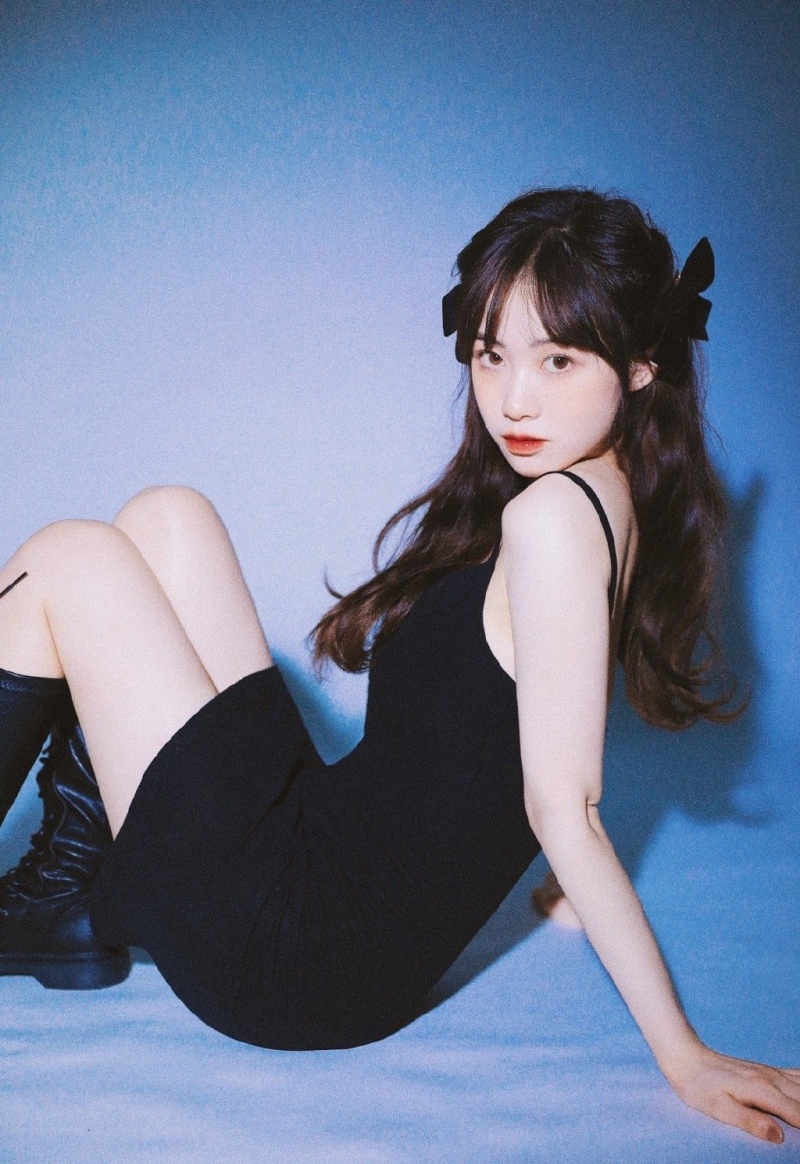 牛奶肌美少女吊带红裙艺术写真  第1张