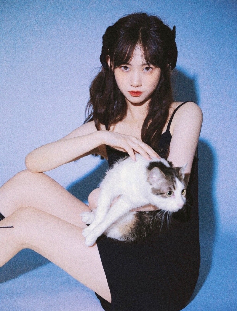 牛奶肌美少女吊带红裙艺术写真  第2张