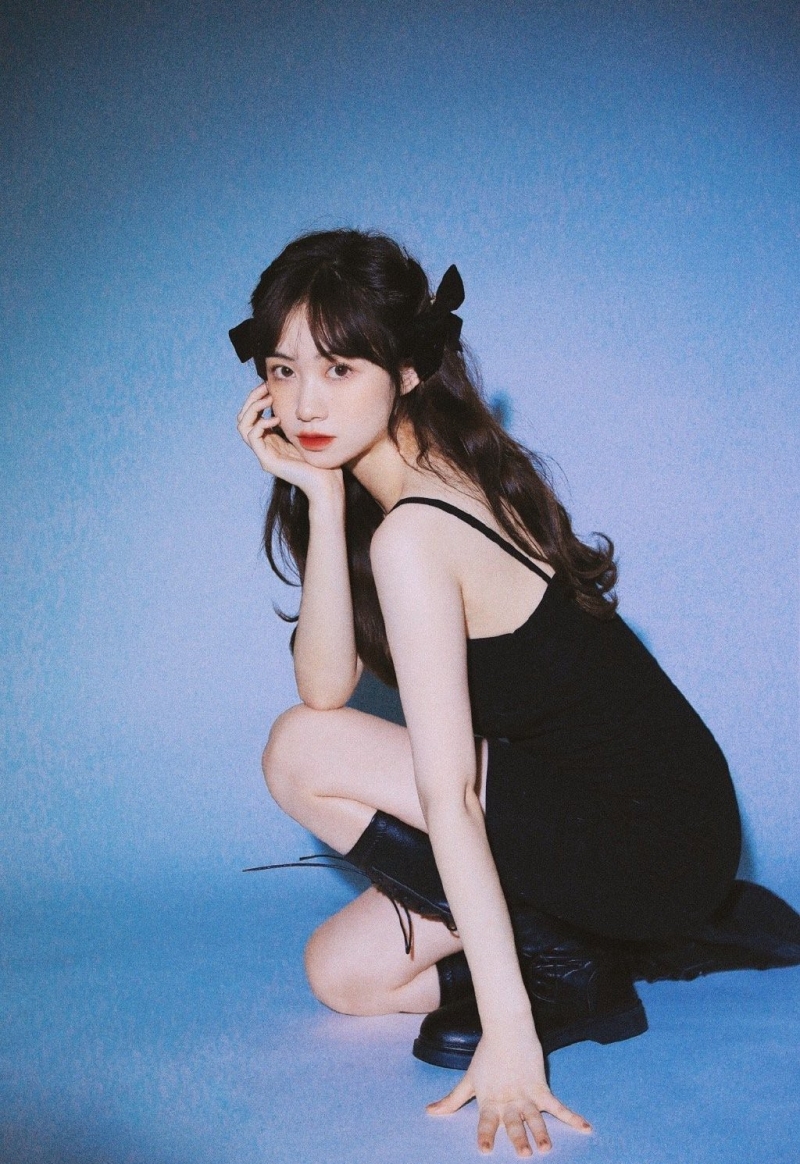 牛奶肌美少女吊带红裙艺术写真  第3张