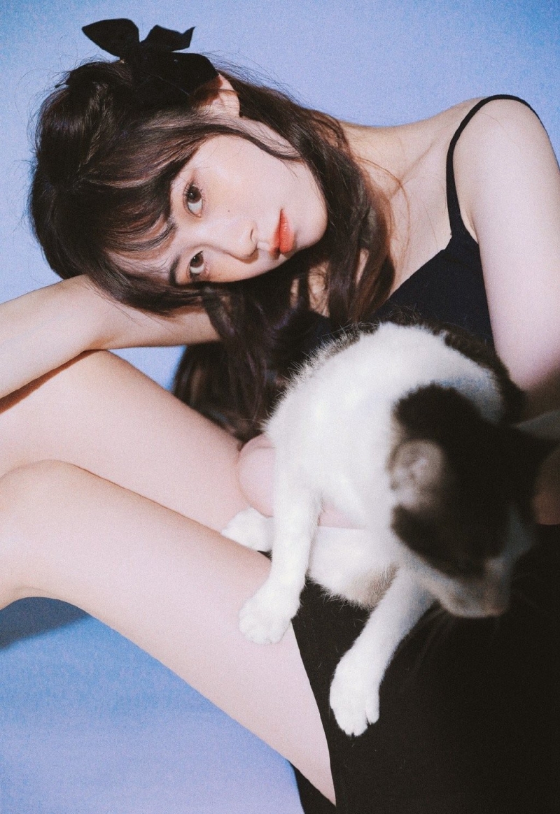 牛奶肌美少女吊带红裙艺术写真  第4张