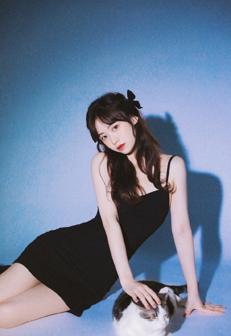 牛奶肌美少女吊带红裙艺术写真  第5张