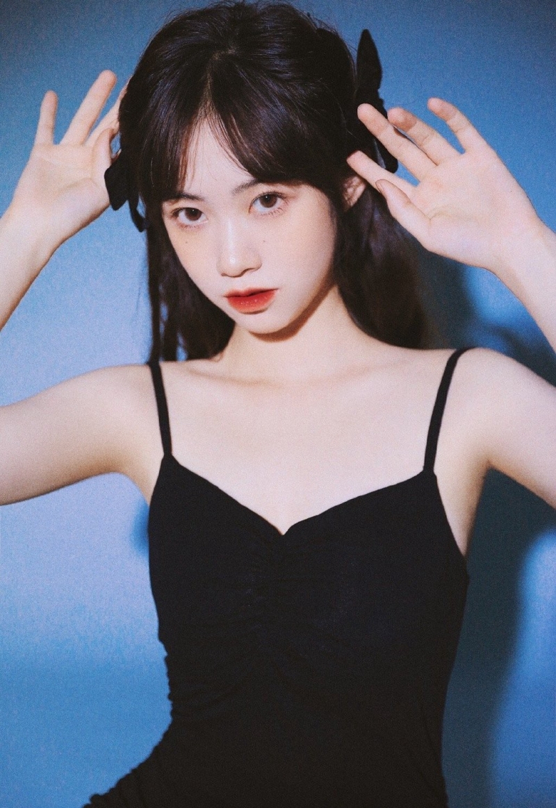 牛奶肌美少女吊带红裙艺术写真  第6张