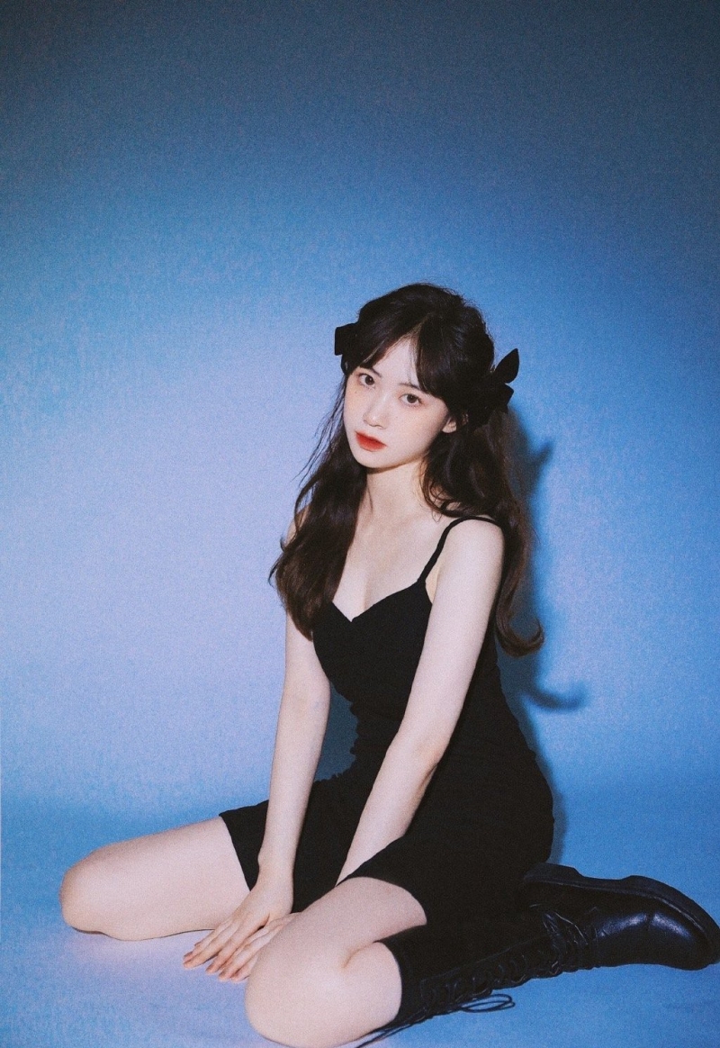 牛奶肌美少女吊带红裙艺术写真  第7张