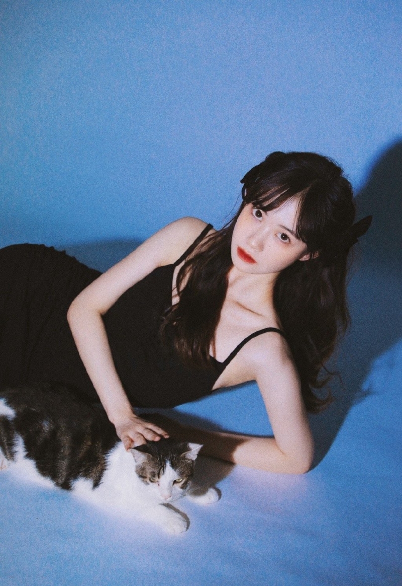 牛奶肌美少女吊带红裙艺术写真  第8张
