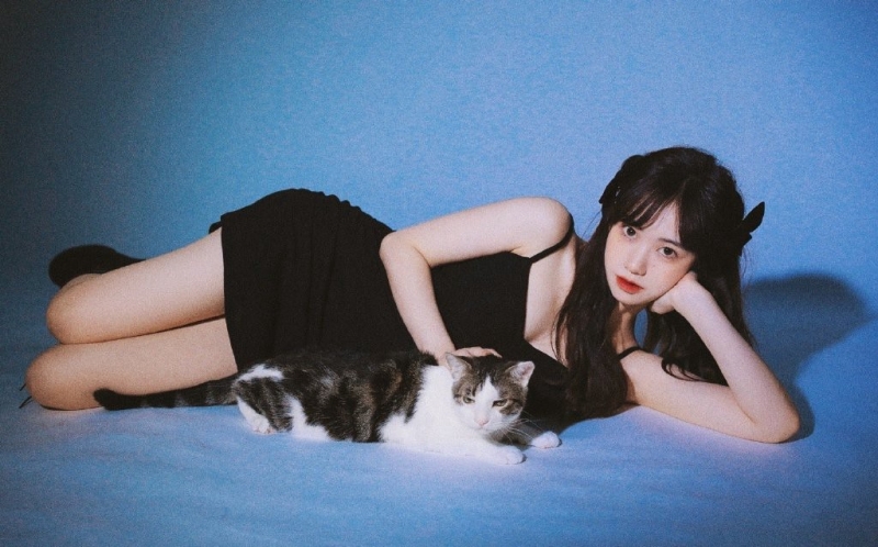 牛奶肌美少女吊带红裙艺术写真  第9张