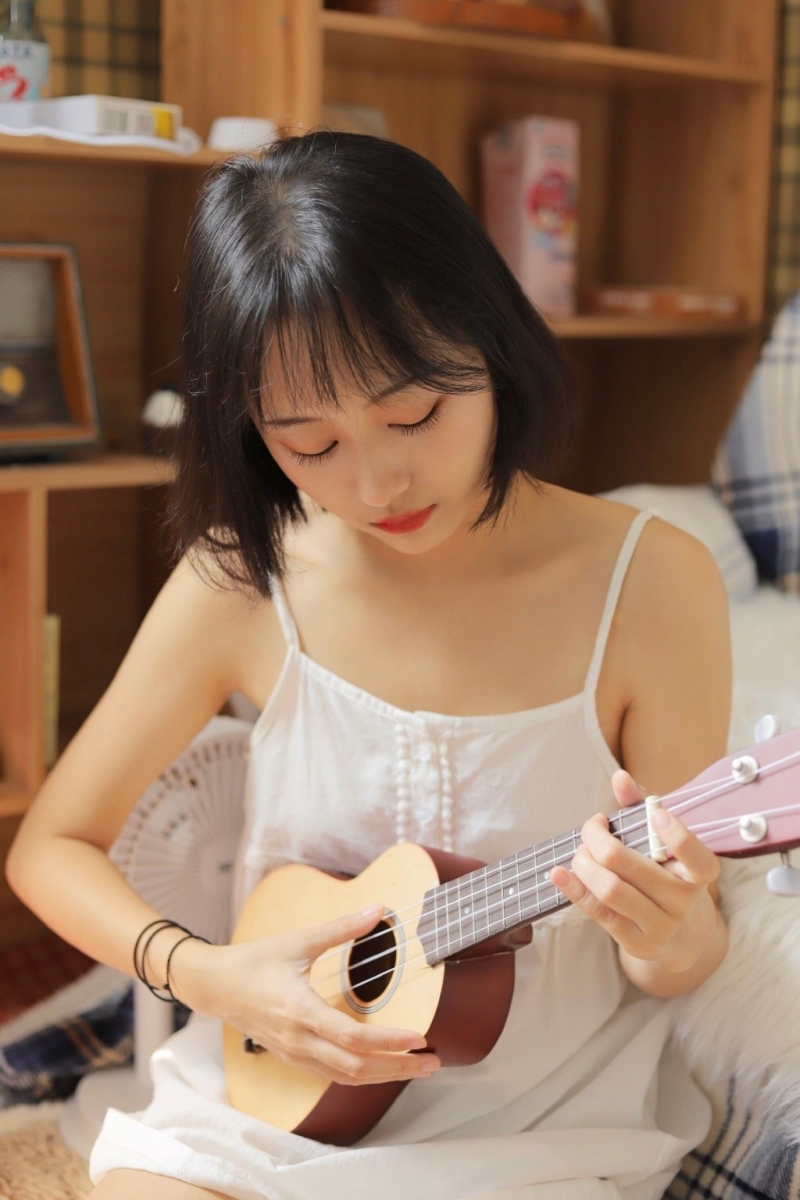 可爱短发美女萝莉吊带睡裙写真  第1张