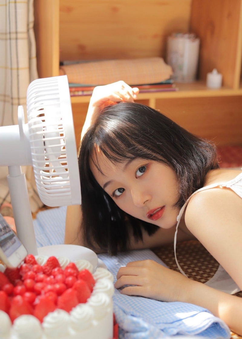 可爱短发美女萝莉吊带睡裙写真  第8张