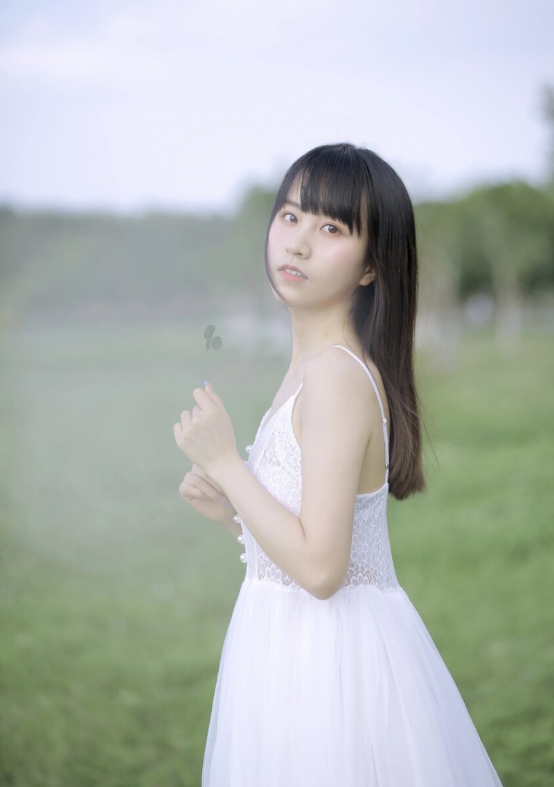 吊带白裙美女精致侧颜户外写真  第1张