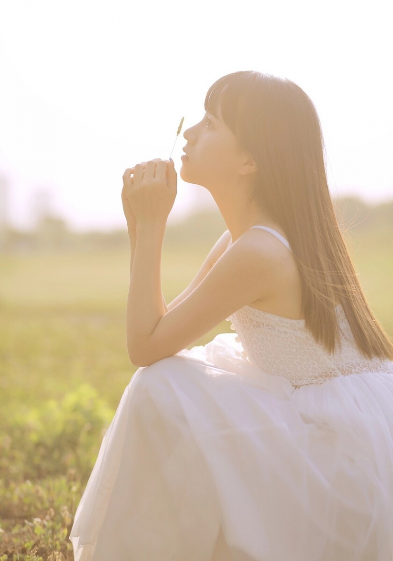 吊带白裙美女精致侧颜户外写真  第2张