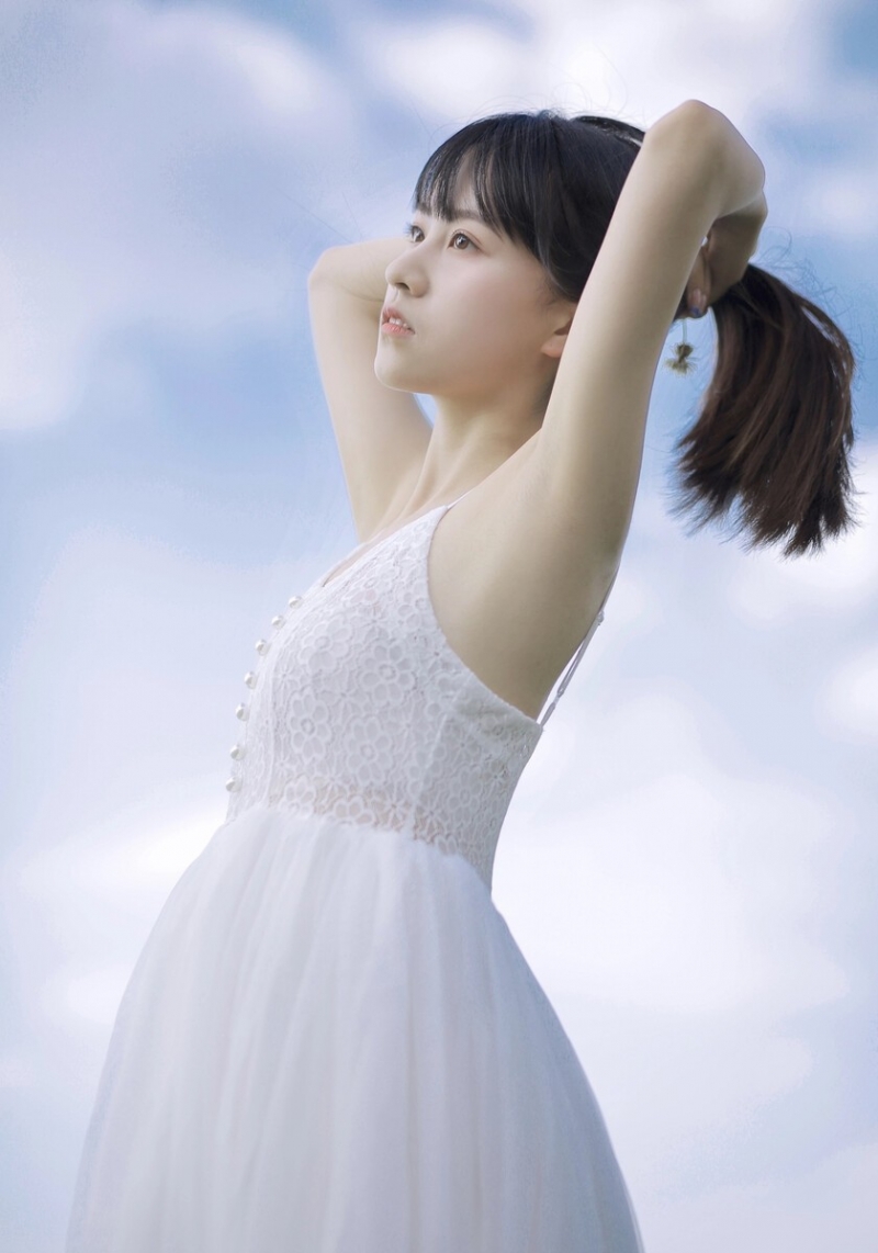 吊带白裙美女精致侧颜户外写真  第3张