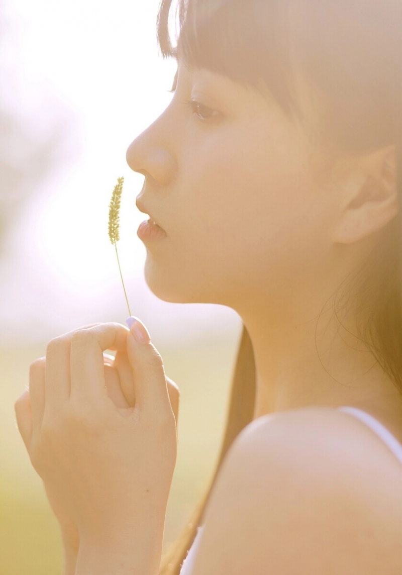 吊带白裙美女精致侧颜户外写真  第4张
