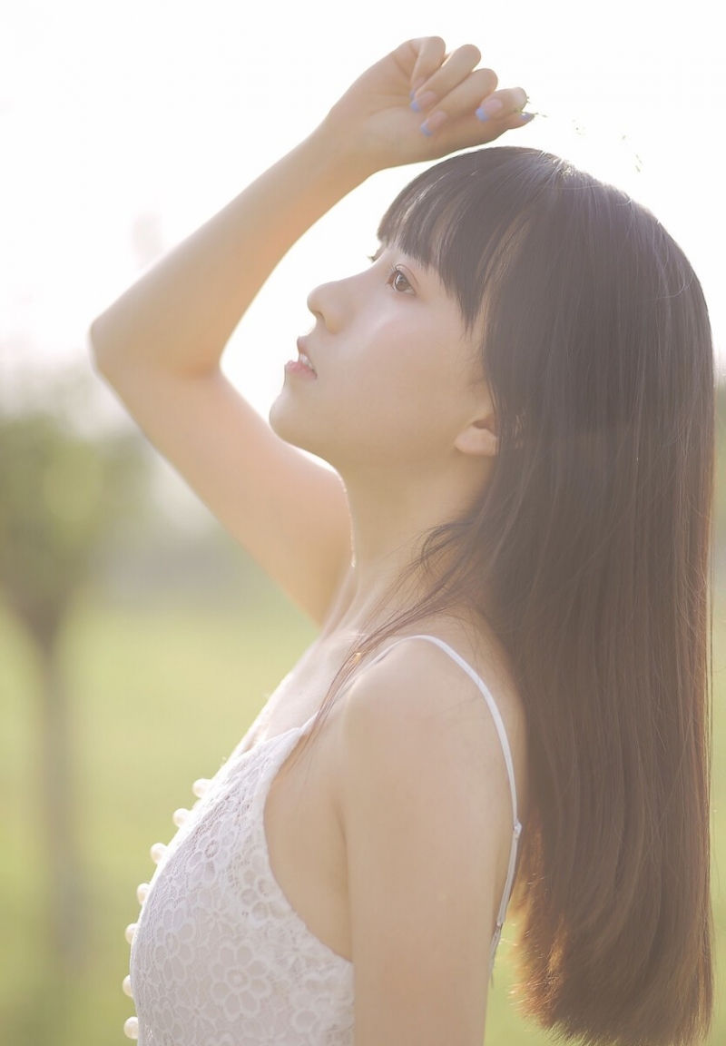 吊带白裙美女精致侧颜户外写真  第5张