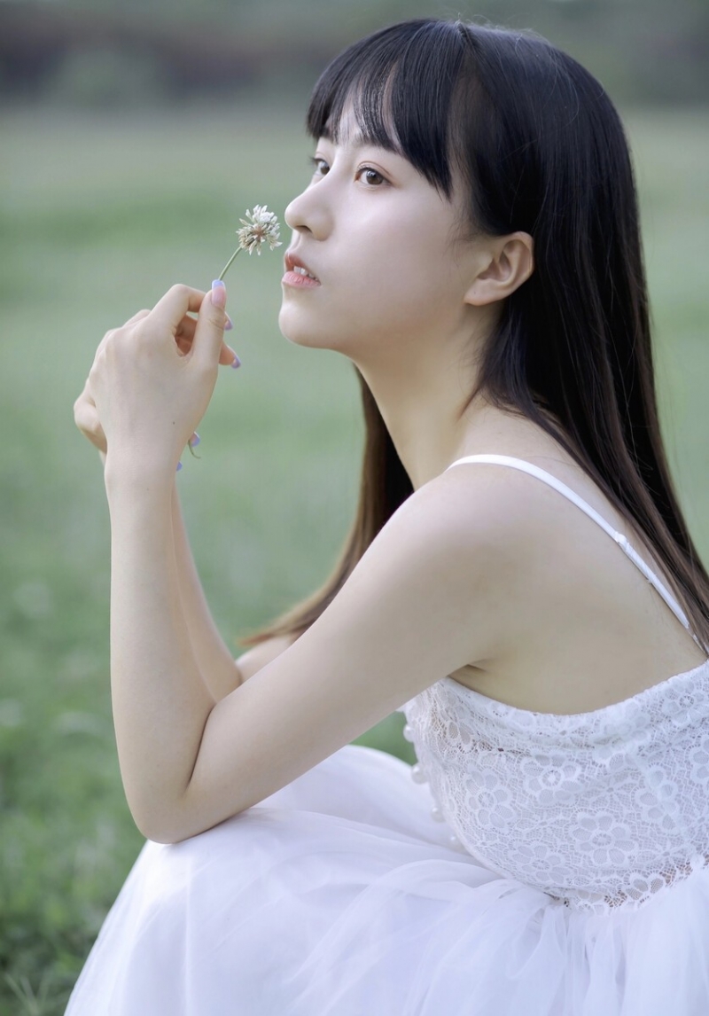 吊带白裙美女精致侧颜户外写真  第6张