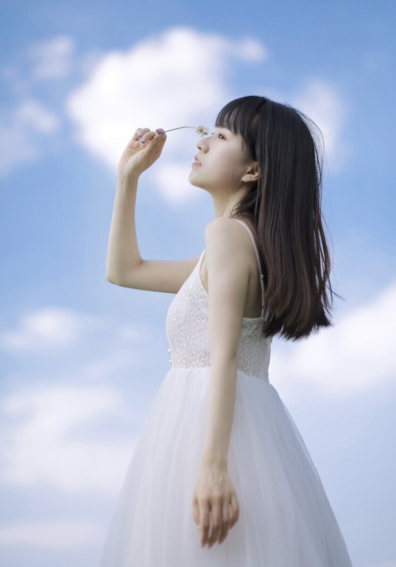吊带白裙美女精致侧颜户外写真  第7张