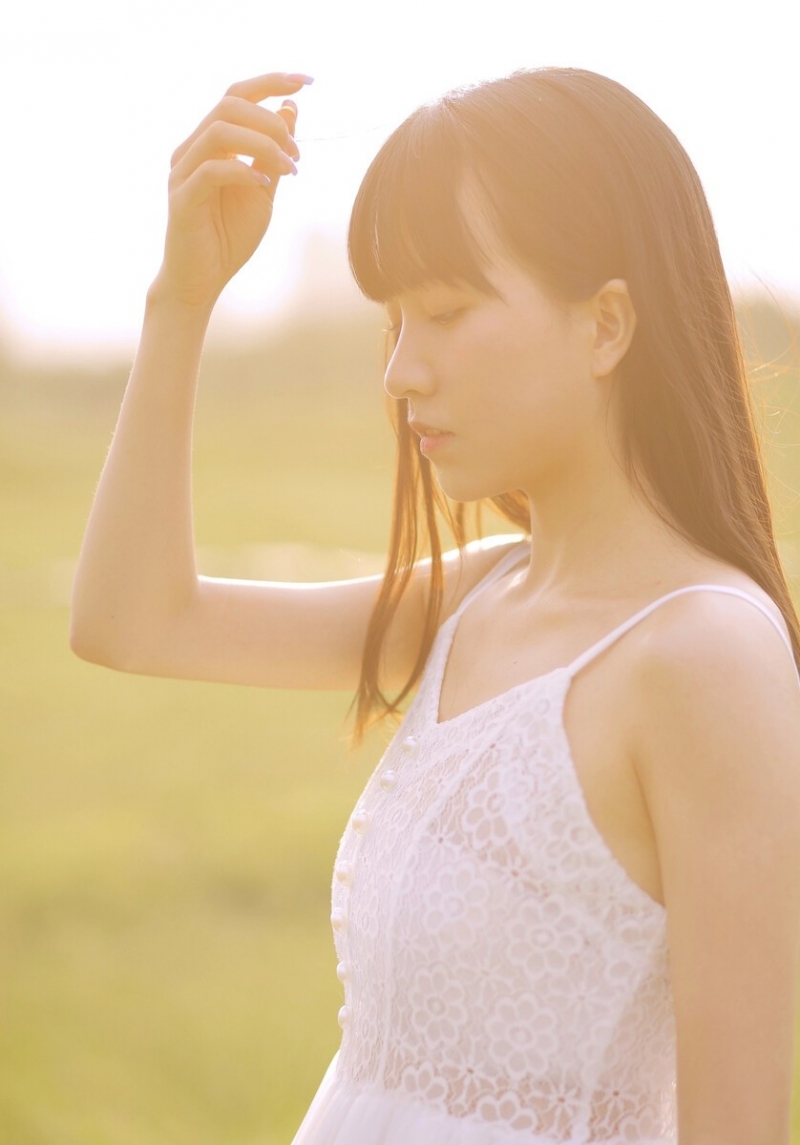 吊带白裙美女精致侧颜户外写真  第8张