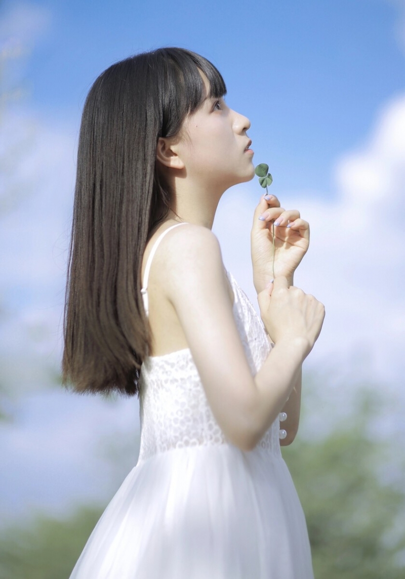 吊带白裙美女精致侧颜户外写真  第9张