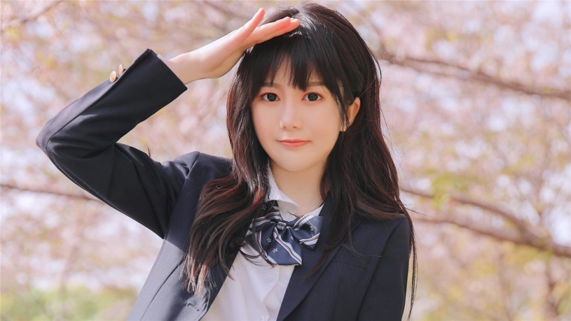 樱花树下制服美女长发飘飘写真  第1张