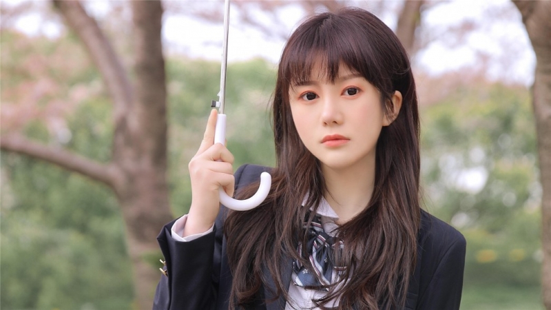 樱花树下制服美女长发飘飘写真  第2张