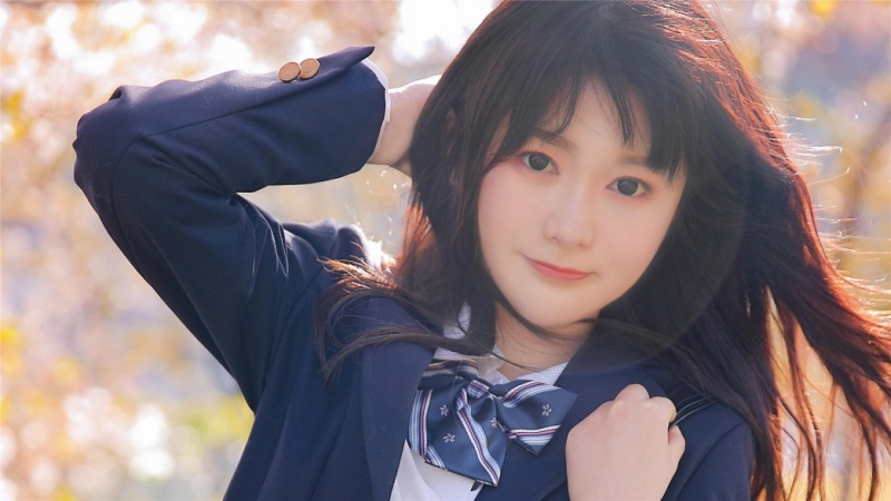 樱花树下制服美女长发飘飘写真  第3张