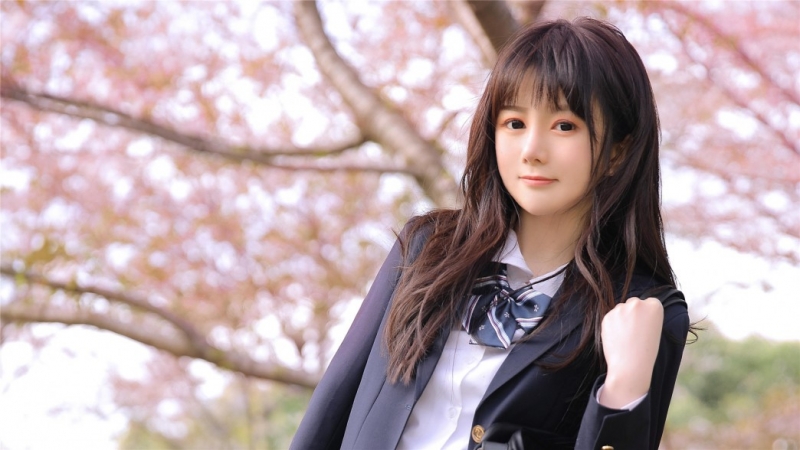 樱花树下制服美女长发飘飘写真  第4张