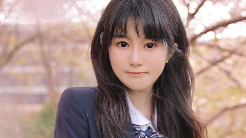 樱花树下制服美女长发飘飘写真  第5张